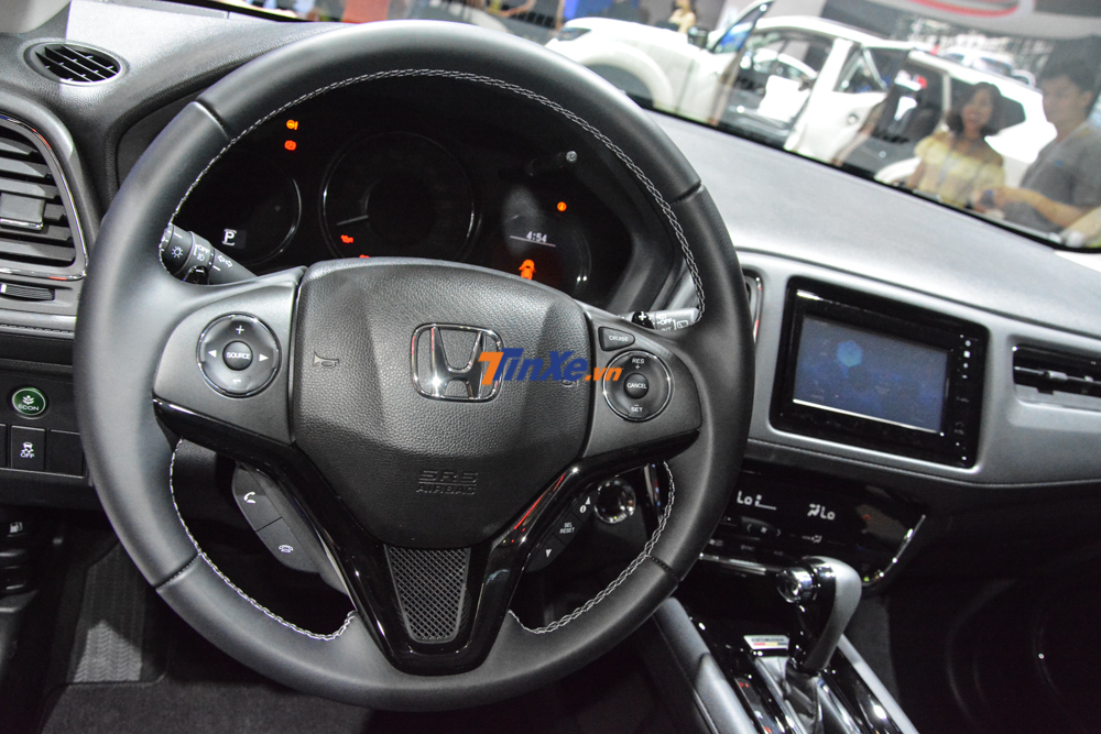 Vô-lăng của Honda HR-V bản độ Mugen không có gì thay đổi so với bản tiêu chuẩn