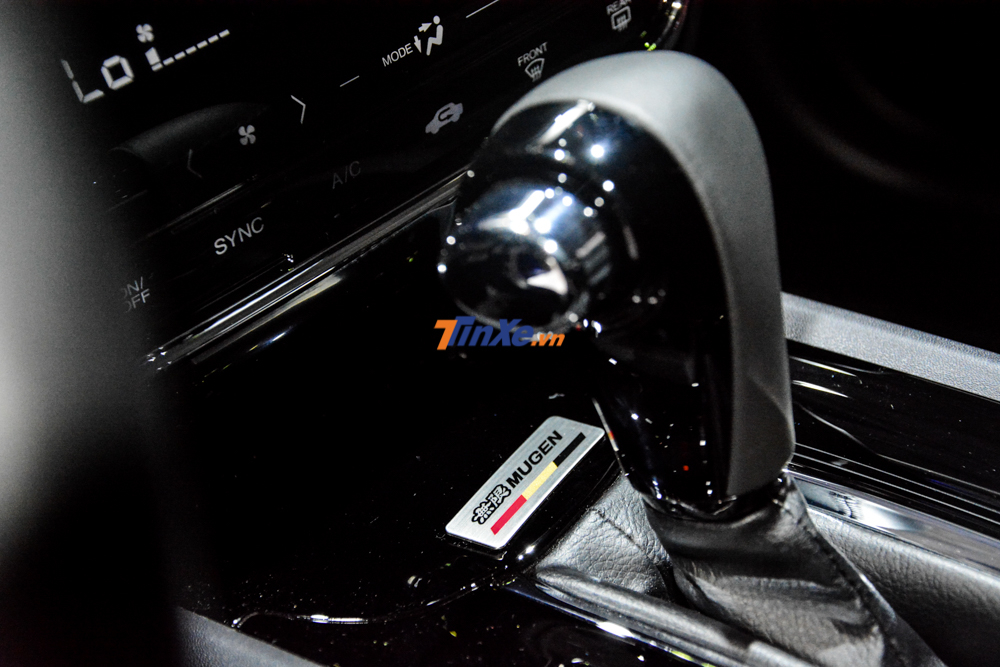 Bên trong khoang lái, Honda HR-V độ Mugen còn có biểu tượng Mugen được khắc ở gần cần số