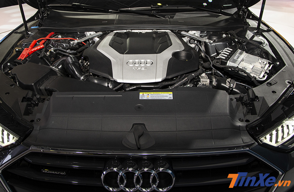 Khối động cơ TFSI 3.0L bên dưới nắp capo của Audi A7 Sportback.