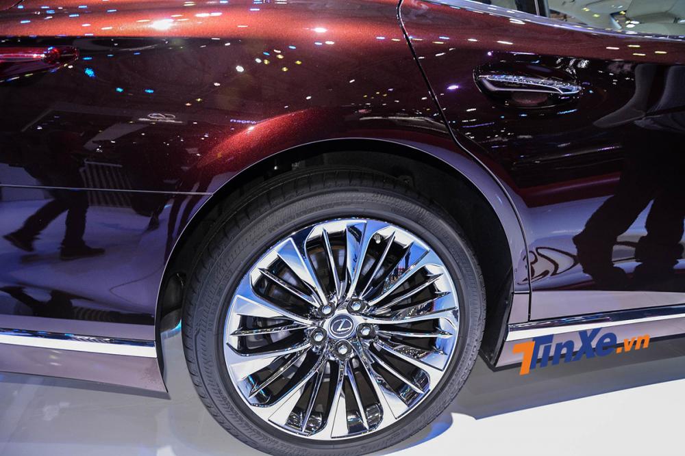 Soi kỹ chi tiết Lexus LS 500 vừa được ra mắt tại VMS 2018