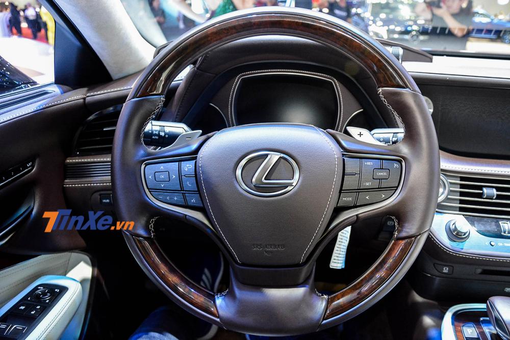 Soi kỹ chi tiết Lexus LS 500 vừa được ra mắt tại VMS 2018