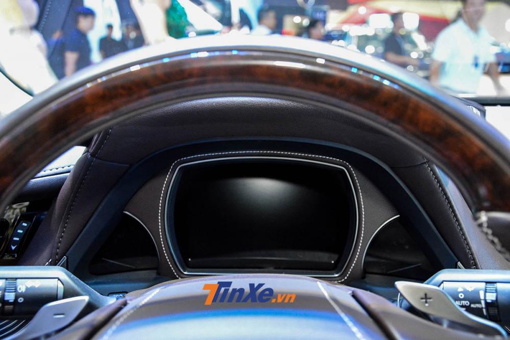 Vô lăng bọc da và ốp gỗ sang trọng tích hợp nhiều nút bấm điều khiển tiện nghi