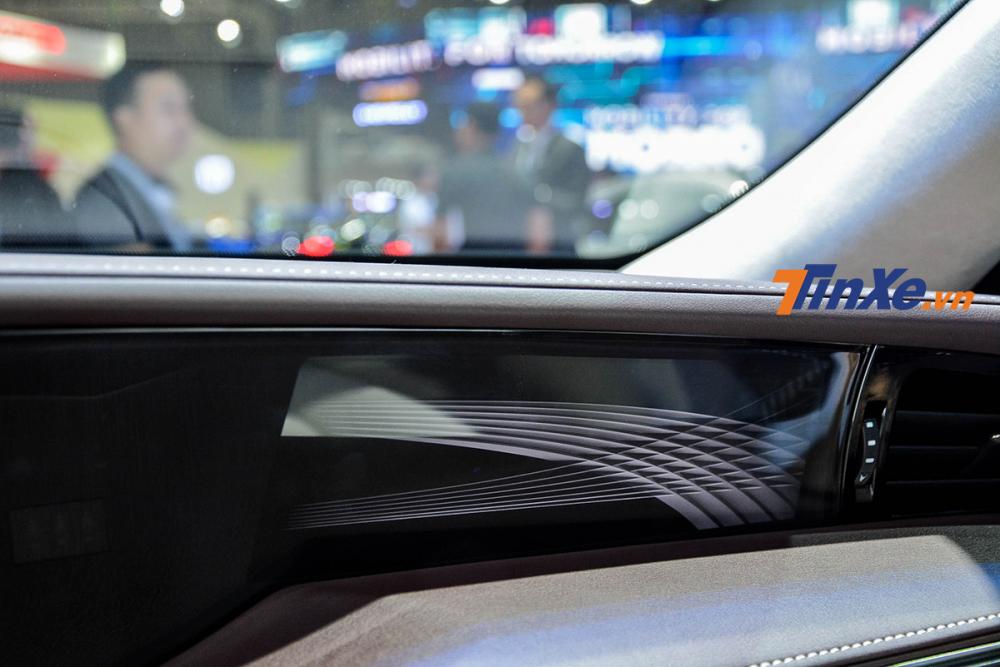 Vô lăng bọc da và ốp gỗ sang trọng tích hợp nhiều nút bấm điều khiển tiện nghi