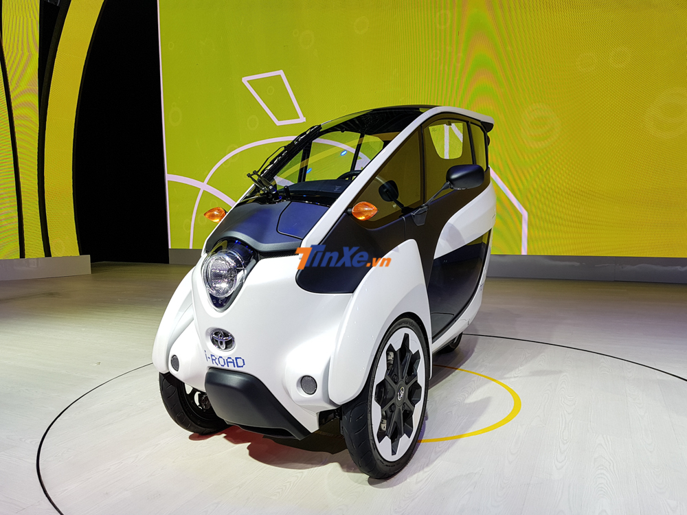 i-Road có thể trạng khá khiêm tốn khi chỉ to bằng 1 nửa so với những chiếc ô tô hạng B i-Road có thể trạng khá khiêm tốn khi chỉ to bằng 1 nửa so với những chiếc ô tô hạng B