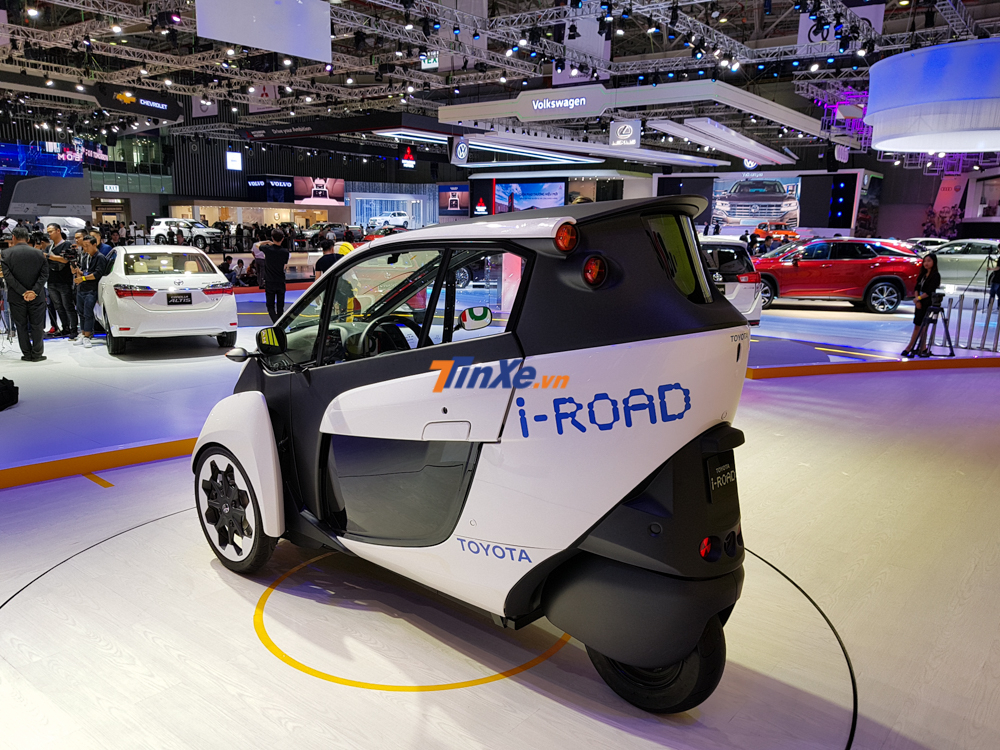 Sự nhỏ gọn và lai giữa 1 chiếc xe máy và ô tô đã giúp i-Road trở thành 1 giải pháp chống ùn tắc đô thị Sự nhỏ gọn và lai giữa 1 chiếc xe máy và ô tô đã giúp i-Road trở thành 1 giải pháp chống ùn tắc đô thị