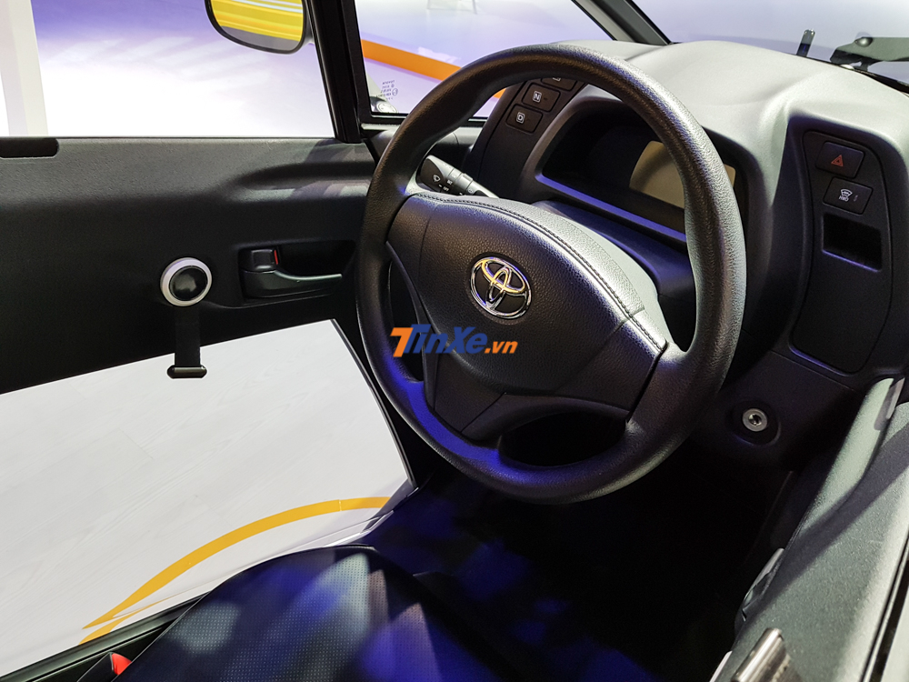 Vô-lăng của Toyota i-Road khá đơn giản khi không có nút bấm nào được tích hợp Vô-lăng của Toyota i-Road khá đơn giản khi không có nút bấm nào được tích hợp