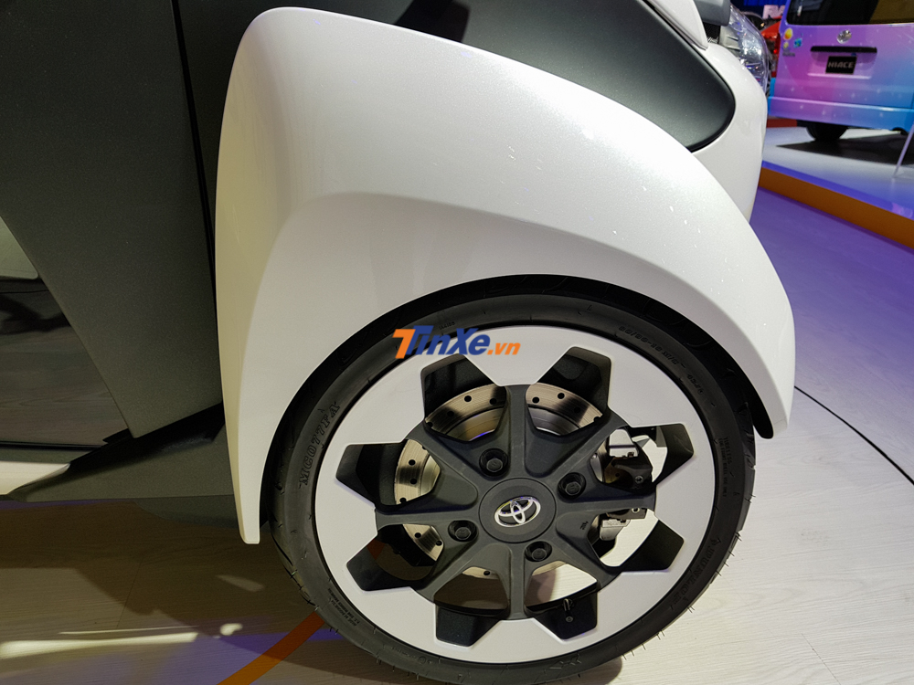 Toyota i-Road được trang bị 2 phanh đĩa cho bánh trước Toyota i-Road được trang bị 2 phanh đĩa cho bánh trước