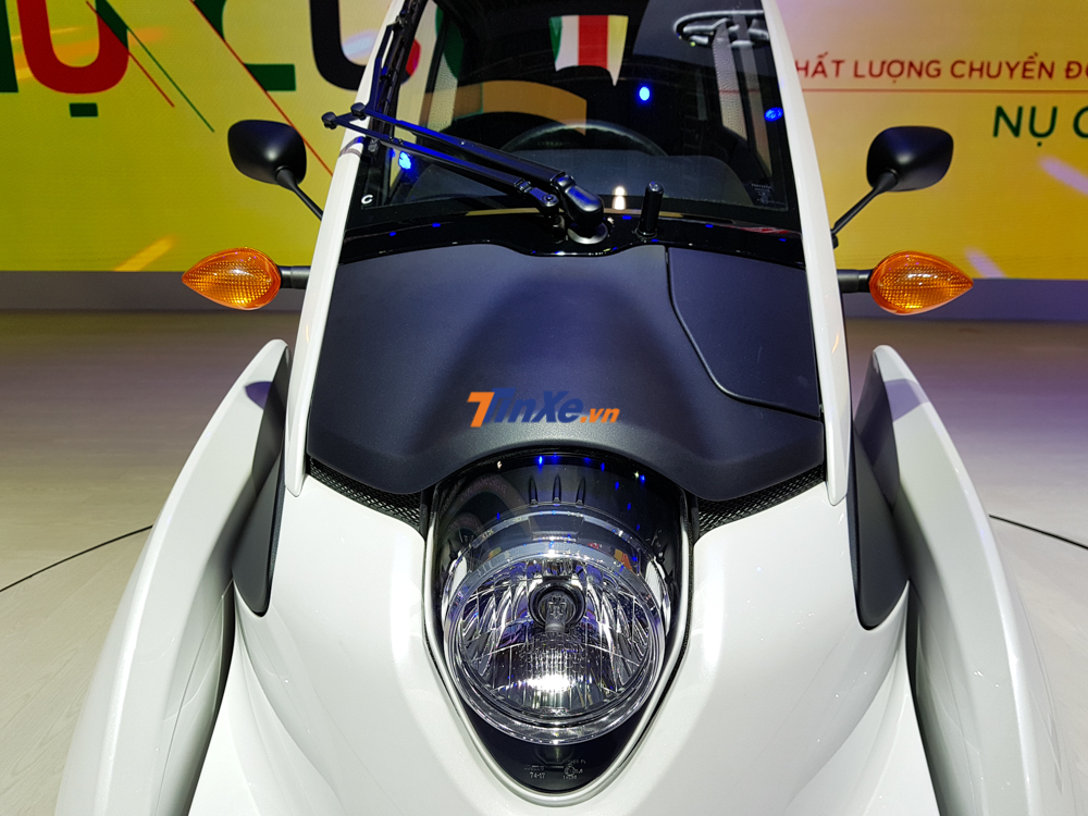 Ngoại hình Toyota i-Road được trang bị cụm đèn pha tròn trước đầu xe sử dụng bóng halogen Ngoại hình Toyota i-Road được trang bị cụm đèn pha tròn trước đầu xe sử dụng bóng halogen