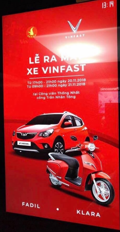 Một tấm áp phích quảng cáo cho thấy giao diện của WinFast Fadil