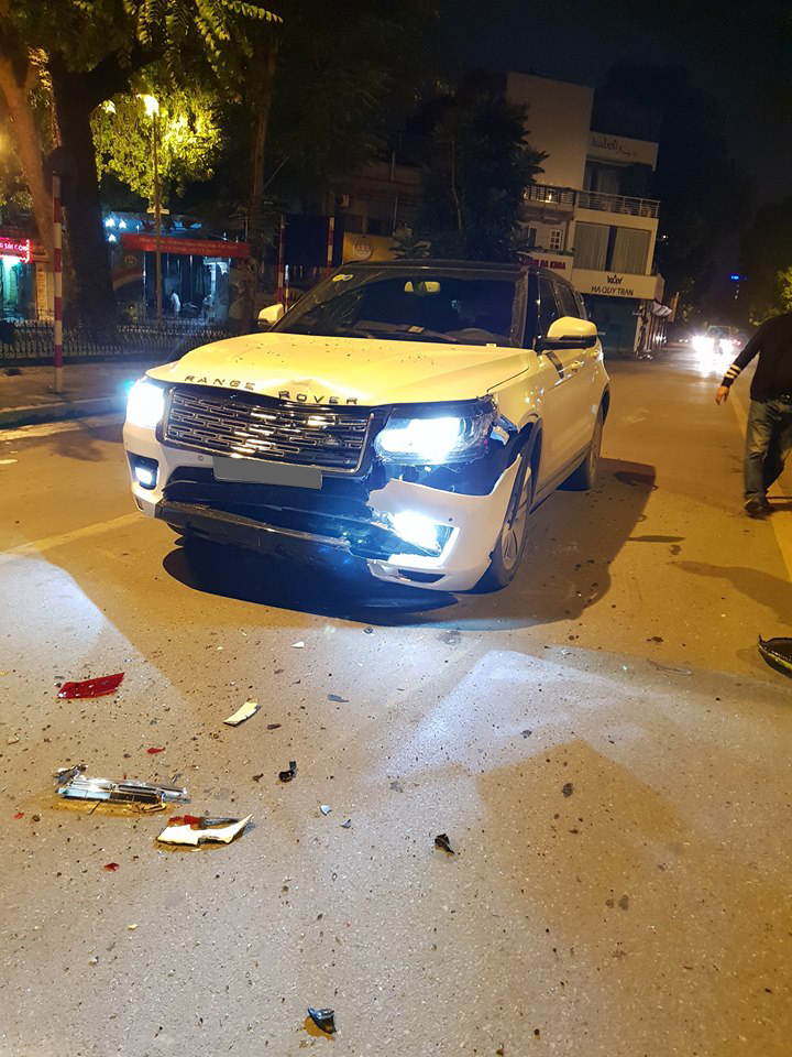 Chiếc xe Trung Quốc Zotye nhái Range Rover hư hỏng nặng đầu xe khi móp méo nắp capô, lưới tản nhiệt và bể cản va trước Chiếc xe Trung Quốc Zotye nhái Range Rover hư hỏng nặng đầu xe khi móp méo nắp capô, lưới tản nhiệt và bể cản va trước