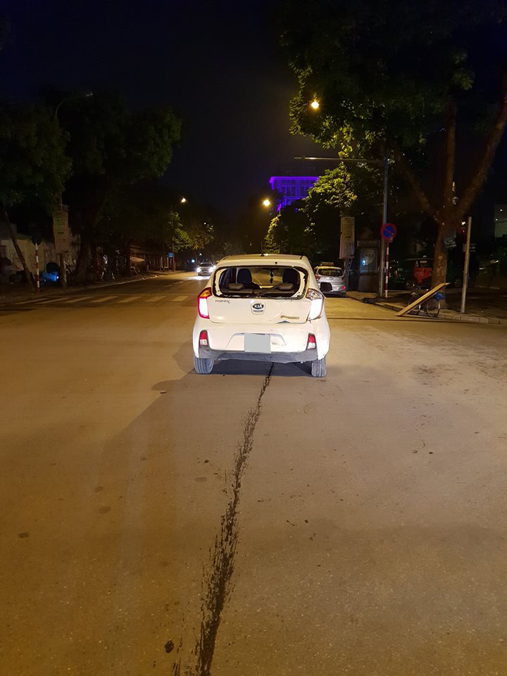 Chiếc Kia Morning thiệt hại phần đuôi xe Chiếc Kia Morning thiệt hại phần đuôi xe