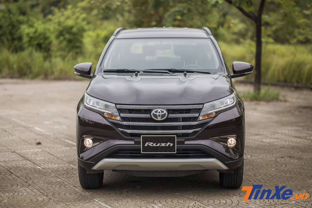 Toyota Rush dường như hướng tới khách hàng cá nhân nhiều hơn là một mẫu xe dịch vụ khi chỉ có duy nhất một phiên bản sử dụng hộp số tự động với giá bán 668 triệu VNĐ.