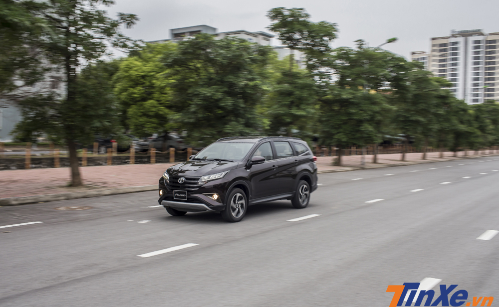 Toyota Rush mang lại cảm giác khá đầm chắc khi vận hành xe ở tốc độ cao.
