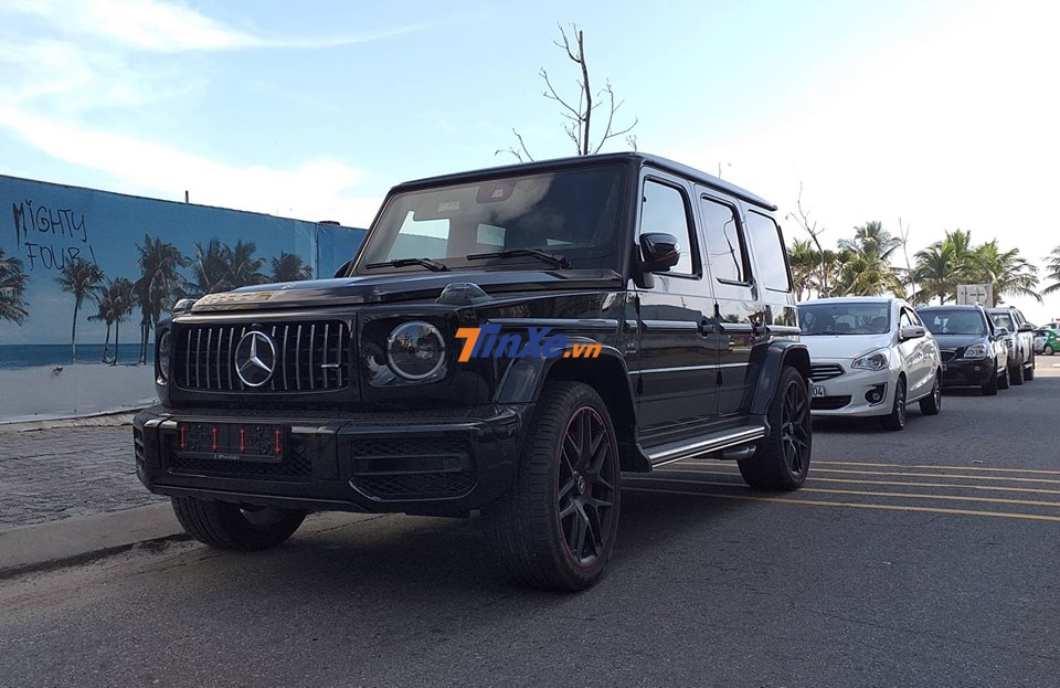 Ngoại hình xe sơn màu đen bóng Ngoại hình xe sơn màu đen bóng