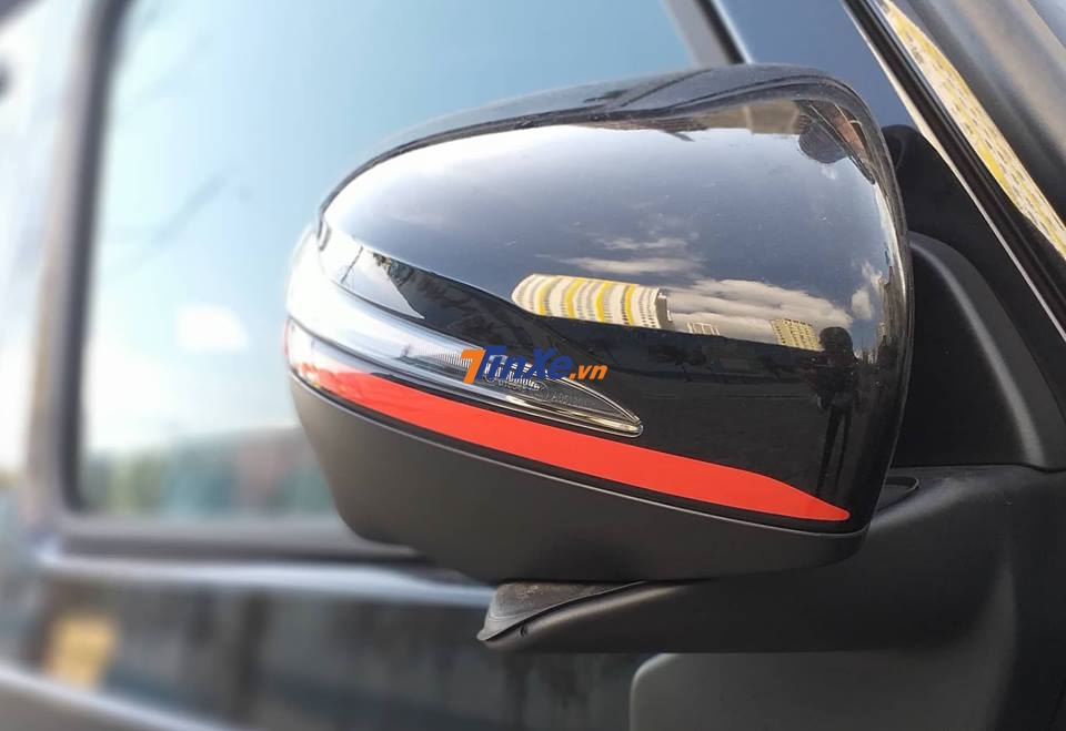 Điểm nhấn của bản Mercedes-AMG G63 Edition 1 2019 chính là các sọc màu đỏ ở vỏ gương Điểm nhấn của bản Mercedes-AMG G63 Edition 1 2019 chính là các sọc màu đỏ ở vỏ gương