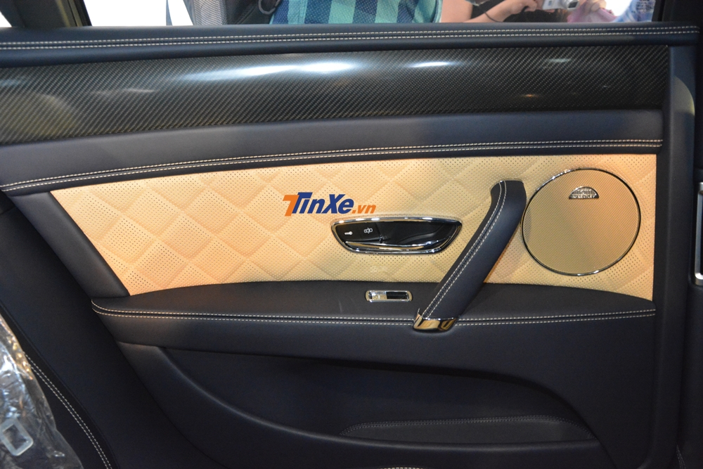 Đi kèm là dàn loa cao cấp Naim có công suất 1.100 W