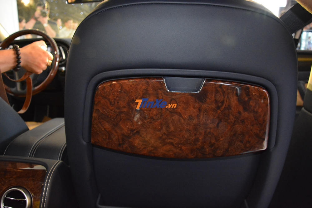 Và khi bàn làm việc này được gấp lại sẽ lộ ra nửa dưới ốp gỗ óc chó