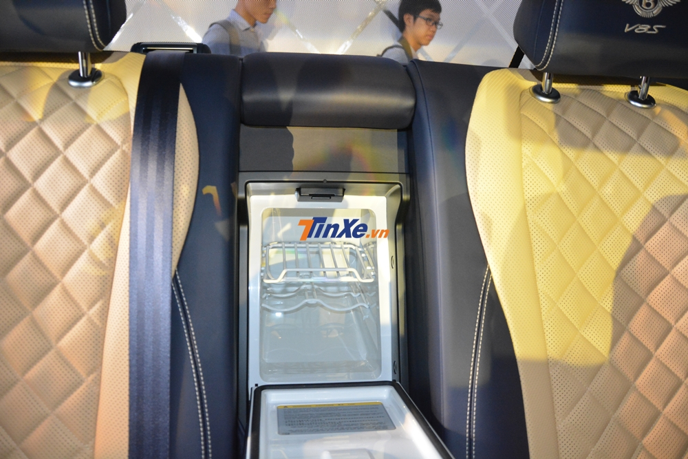 Ở giữa 2 hàng ghế ngồi là tủ lạnh mini