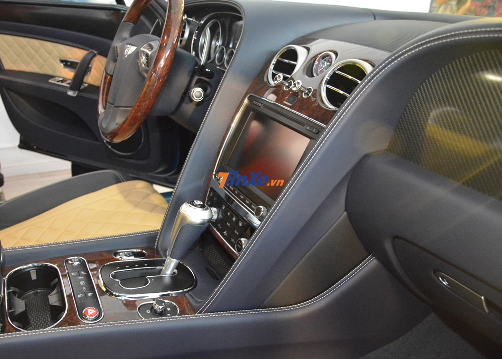 Những tấm da khoác bên trong khoang lái Bentley Flying Spur V8 S được lựa chọn cẩn thận từ da bò đực