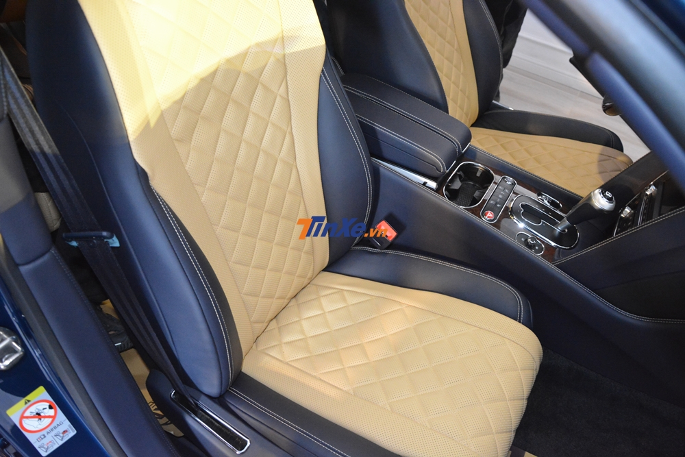 Phong cách 2 màu của ghế ngồi trên phiên bản Bentley Flying Spur V8 S