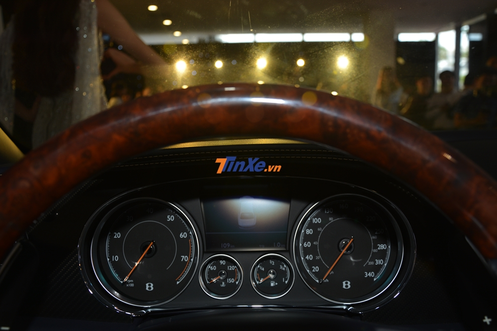 Khối động cơ V8, dung tích 4.0 lít, tăng áp kép, khi lắp trên bản Flying Spur V8 S sẽ sản sinh ra công suất tối đa 521 mã lực