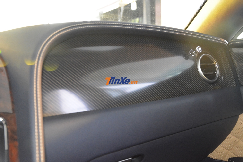 Sợi carbon xuất hiện khá nhiều nơi trong khoang lái của Bentley Flying Spur V8 S