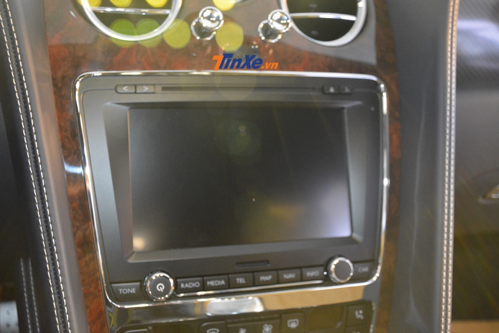 Hệ thống giải trí của Bentley Flying Spur V8 S đầu tiên về Việt Nam có màn hình cảm ứng 8 inch