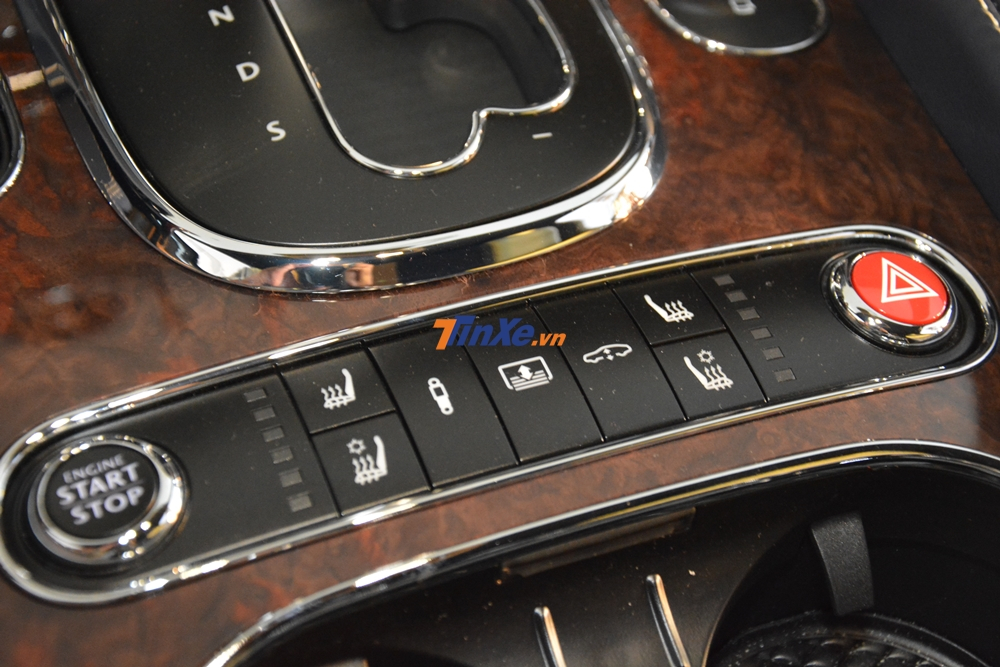 Gỗ óc chó đặc trưng của thương hiệu Bentley với họa tiết độc đáo và lớp gỗ này có tuổi đời ít nhất là 80 năm