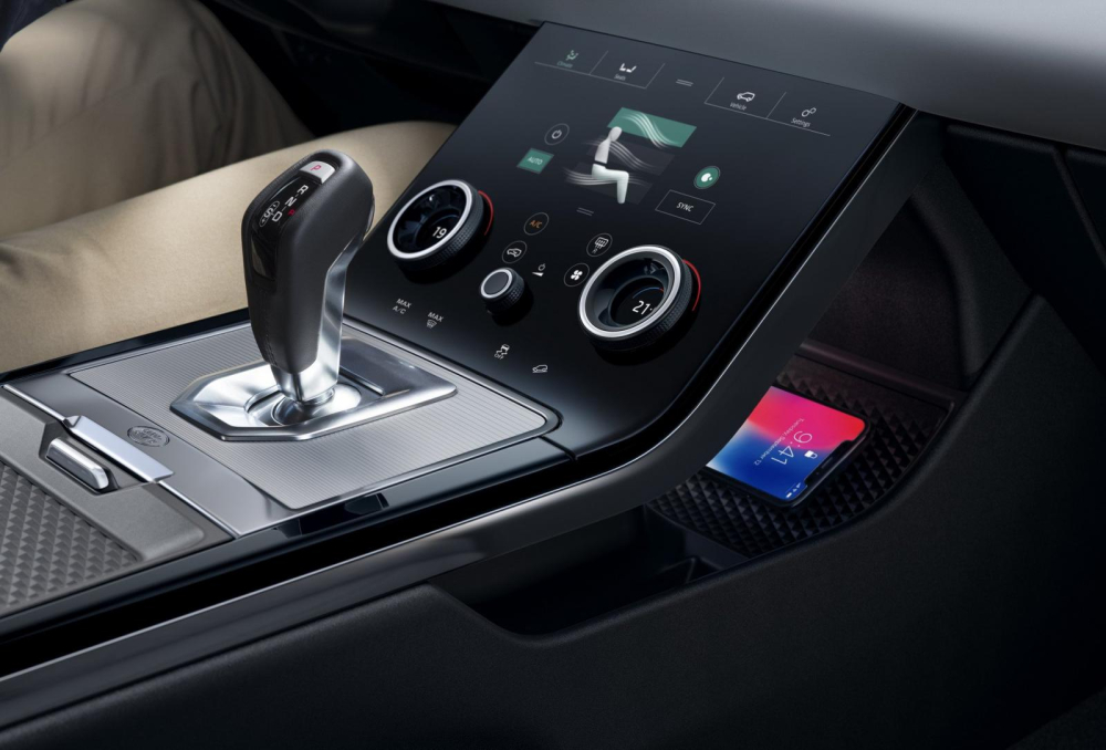 Ngăn chứa đồ nằm bên dưới màn hình cảm ứng