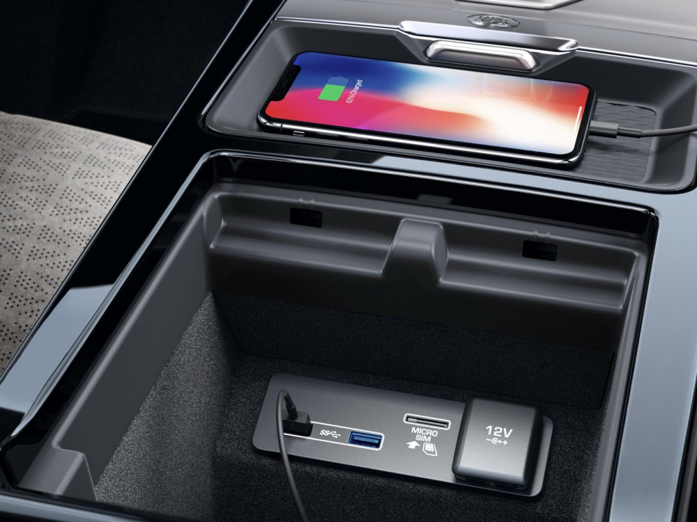 Xe có cả sạc điện thoại thông minh không dây trên cụm điều khiển trung tâm