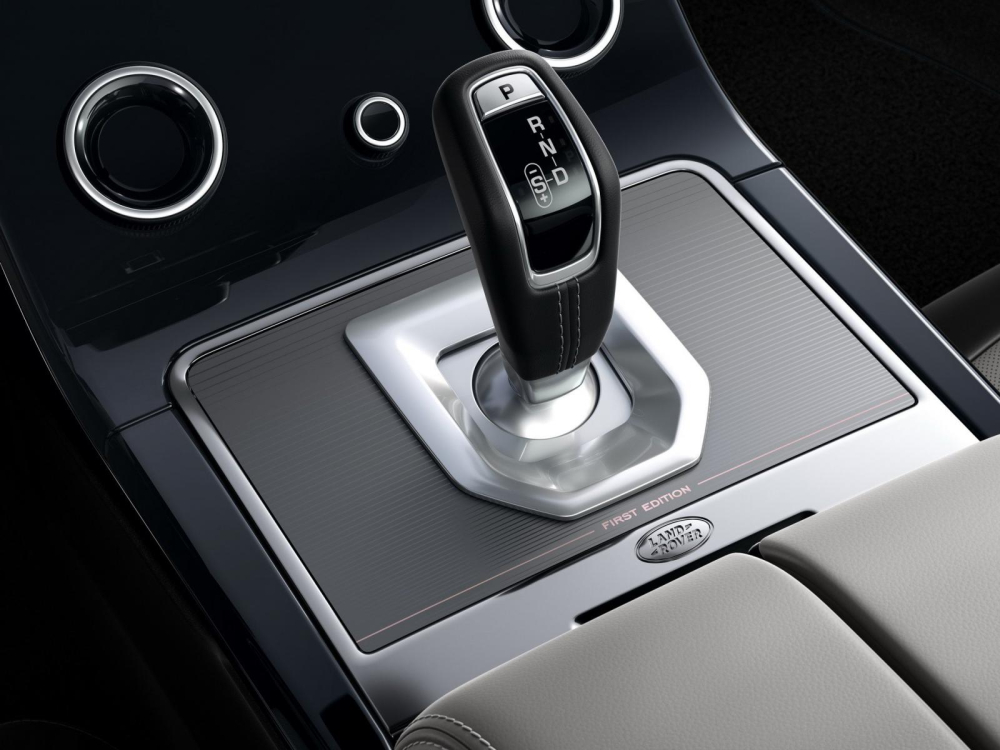 Range Rover Evoque 2020 được trang bị hộp số tự động 9 cấp hoặc sàn 6 cấp