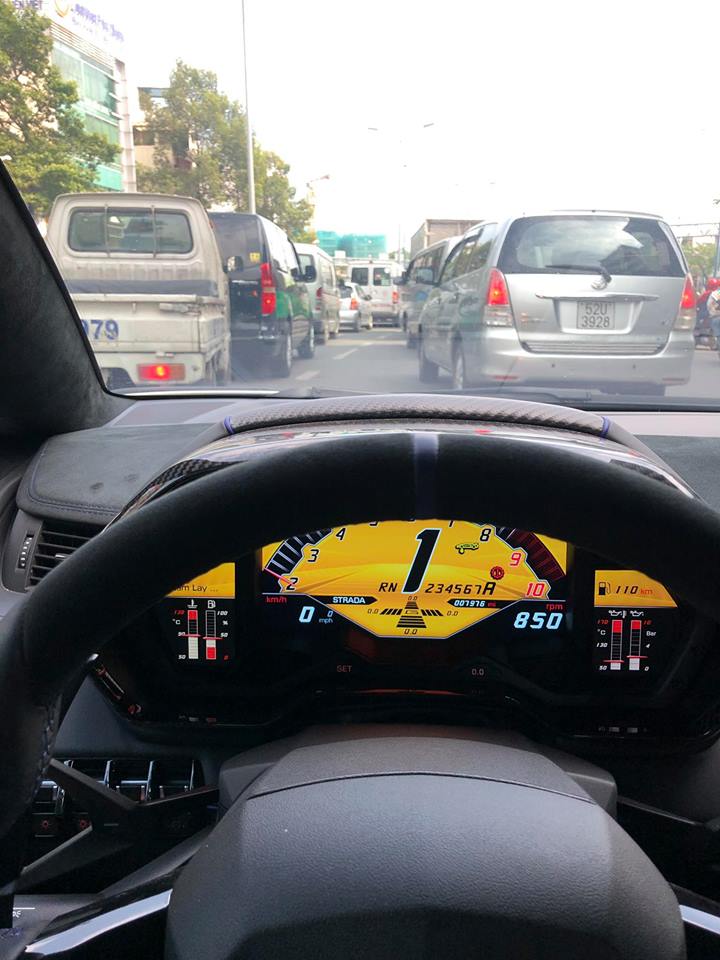 Bảng đồng hồ đẹp mắt của Aventador SV