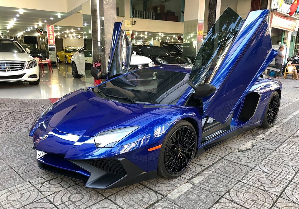 Nhìn từ đầu xe Lamborghini Aventador SV