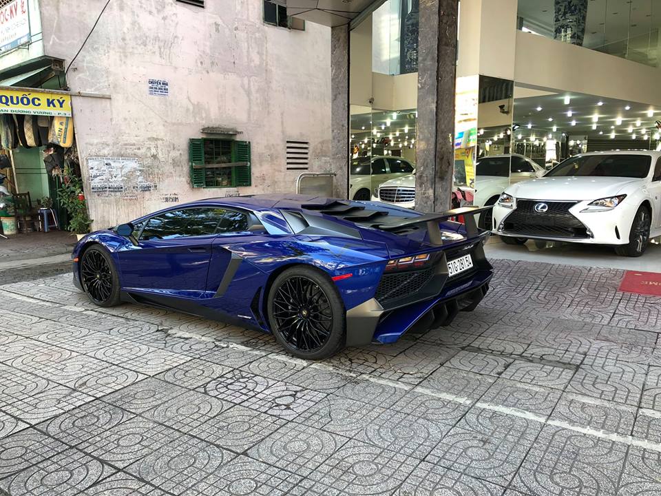 Lamborghini Aventador SV chỉ có số lượng 600 chiếc trên toàn thế giới kèm theo thẻ giá gần nửa triệu đô la