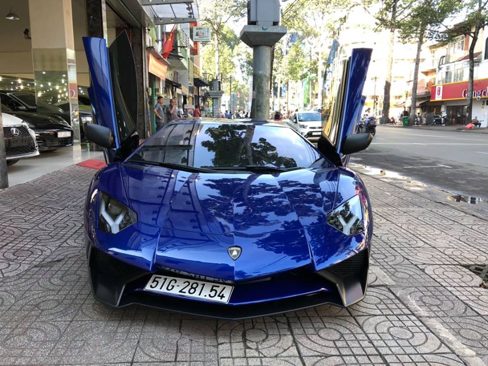 Lamborghini Aventador LP750-4 SV tung cánh trên đường phố