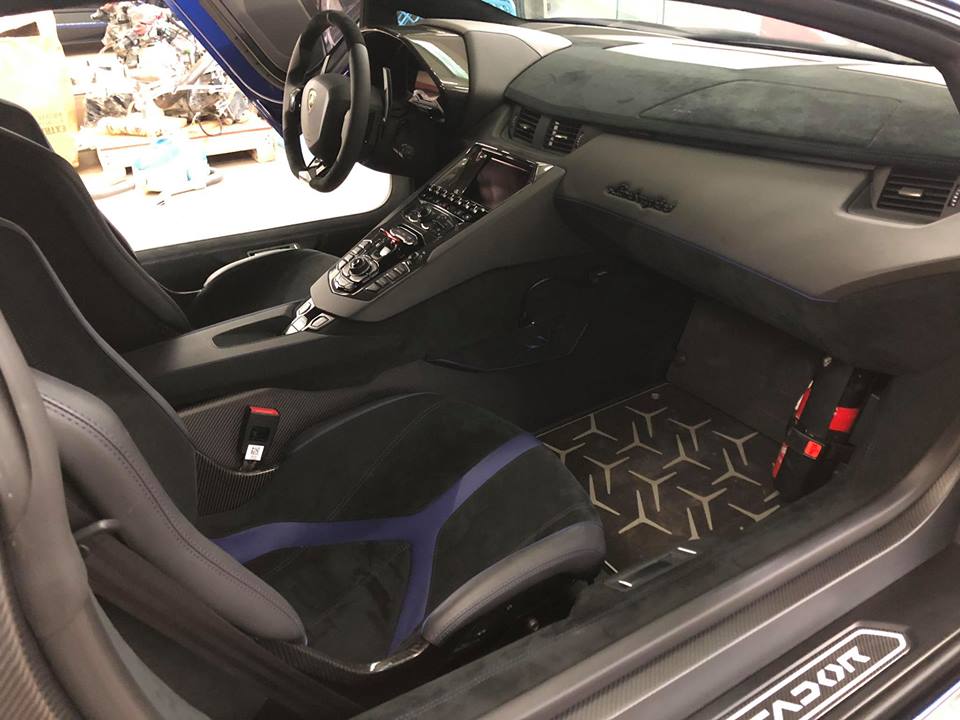 Khoang lái của xe cũng xuất hiện khá nhiều chi tiết ốp sợi carbon