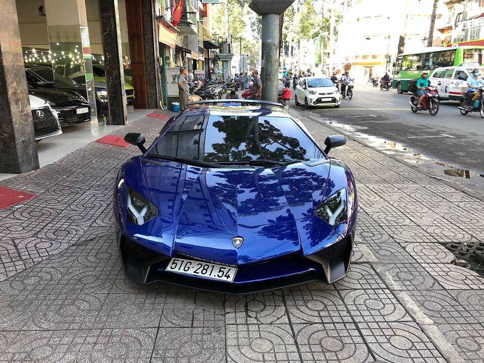 Siêu xe cực hiếm Lamborghini Aventador SV khoe dáng trên đường phố Sài thành