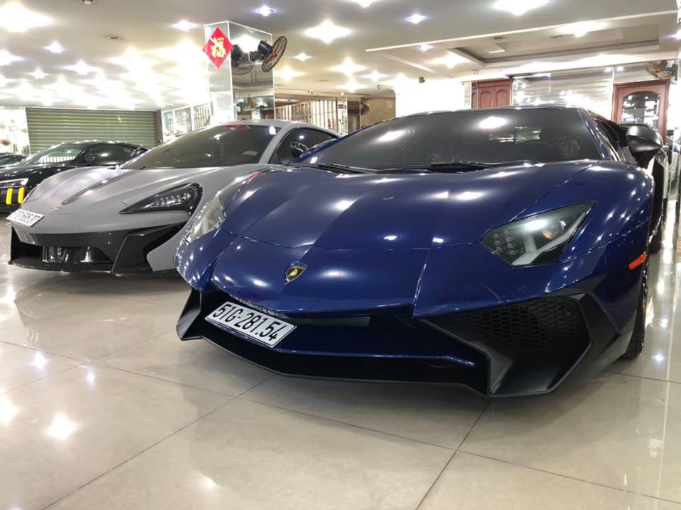 Sợi carbon xuất hiện ở khá nhiều chi tiết ngoại thất