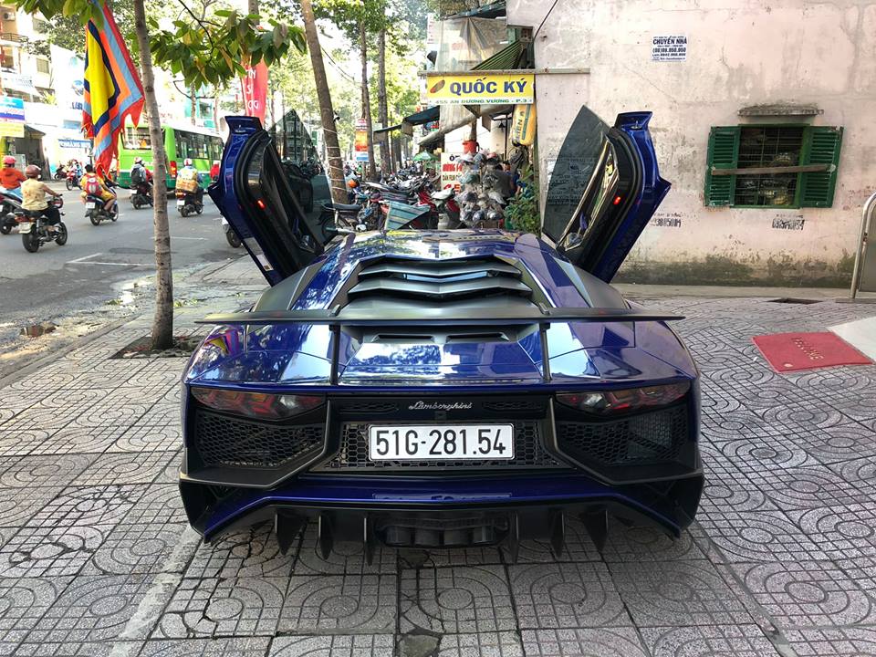 Hay cho đến đuôi, Lamborghini Aventador LP750-4 SV như chú bò tót luôn sẵn sàng cho các cuộc chiến