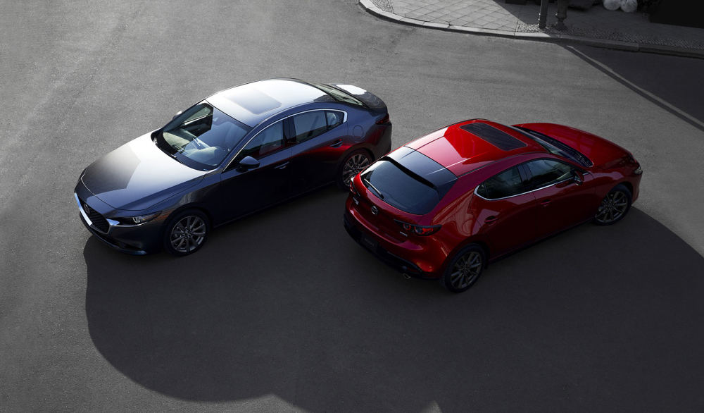 Mazda3 2019 phiên bản hatchback (màu đỏ) và sedan (màu xám) Mazda3 2019 phiên bản hatchback (màu đỏ) và sedan (màu xám)