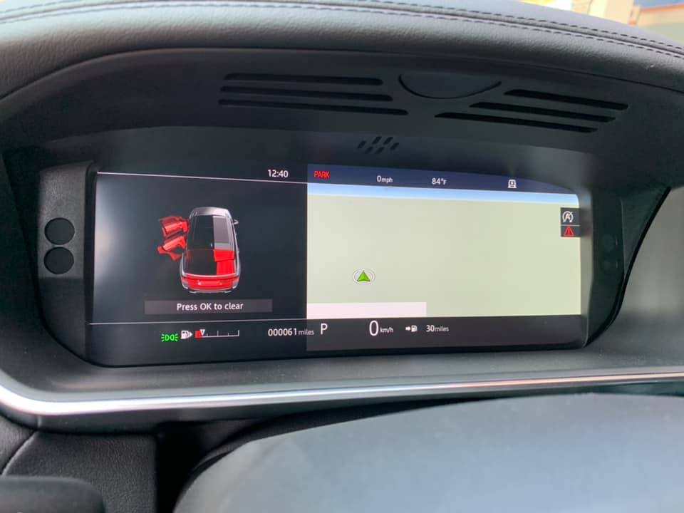  Màn hình hiển thị phía sau vô-lăng có kích thước 12 inch