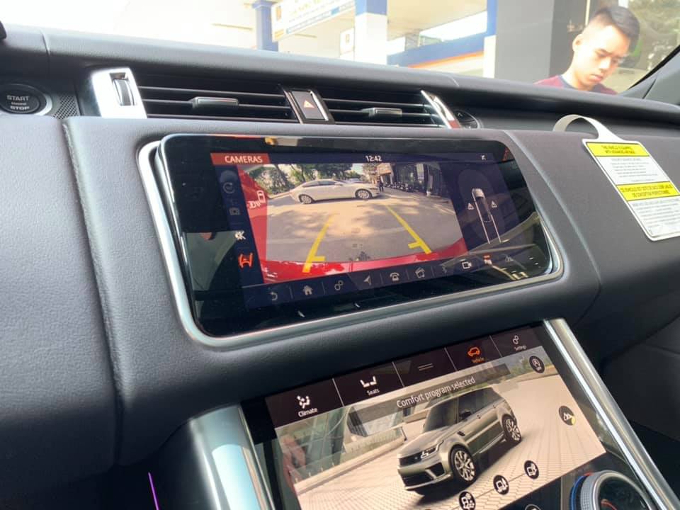 Hệ thống thông tin giải trí Touch Pro Duo có thể điều khiển dễ dàng qua hai màn hình cảm ứng 10 inch mới