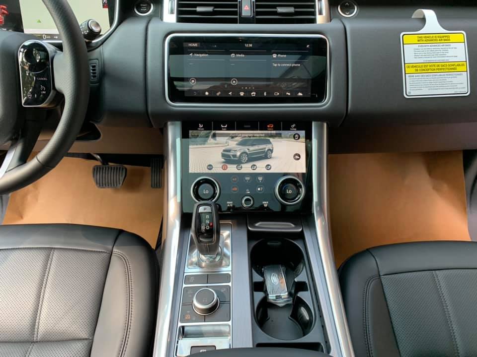 Range Rover Sport HSE 2018 sử dụng cần số lộ thiên thay cho kiểu núm xoay trên Range Rover HSE 2018