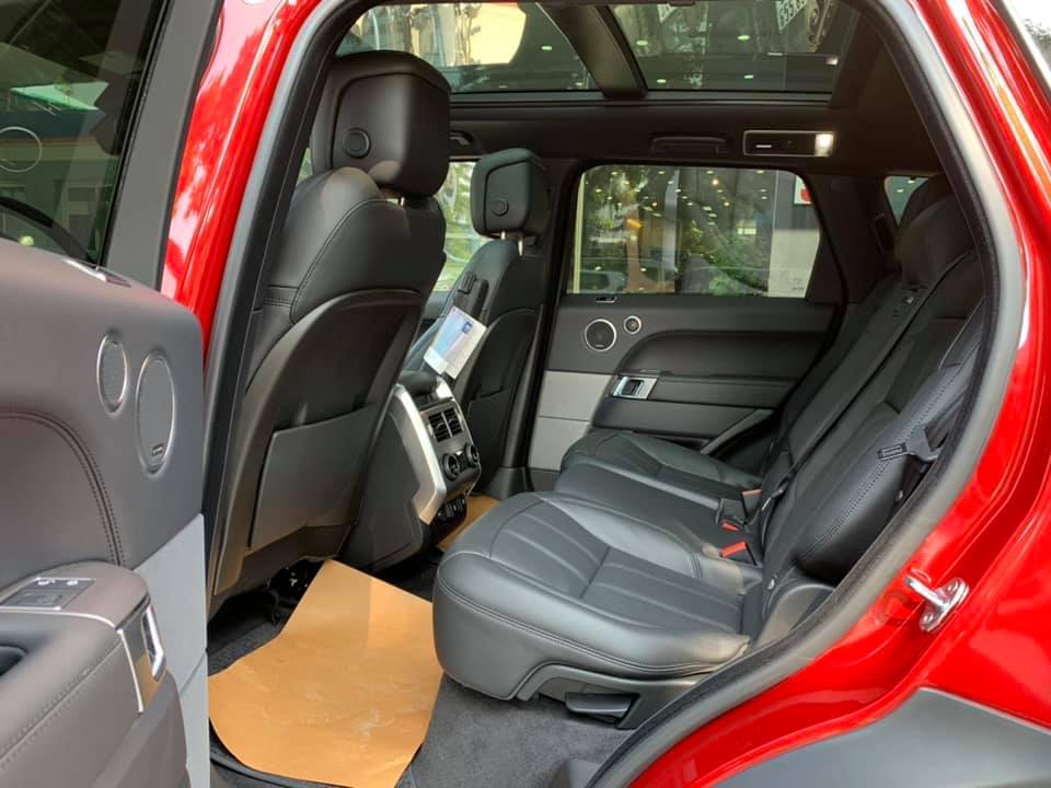 Hàng ghế sau khá rộng rãi có điều hoà riêng