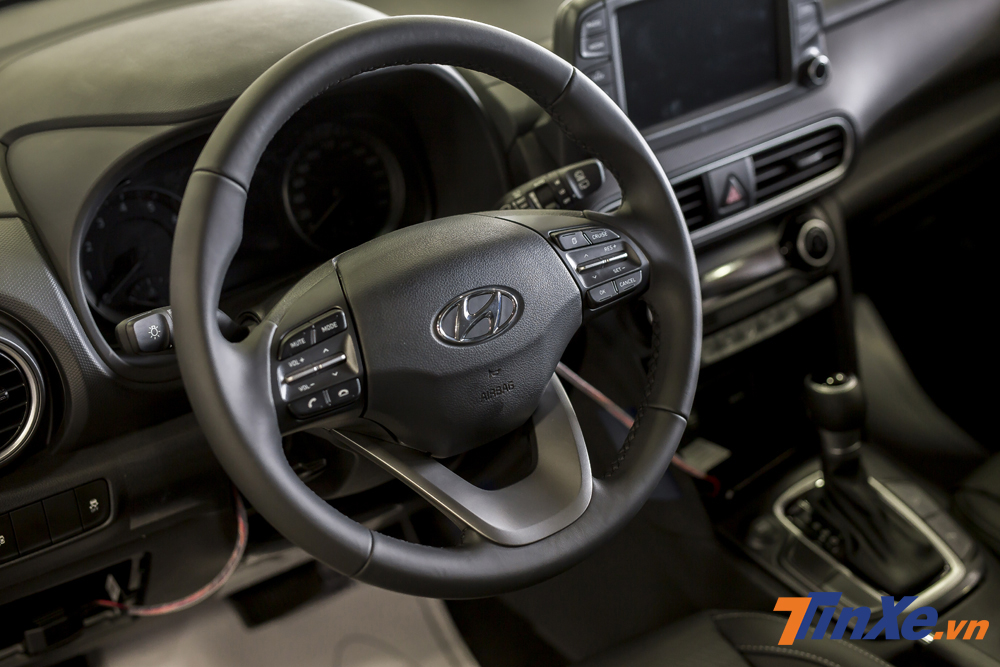 Vô-lăng ba chấu tích hợp hàng loạt phím chức năng. Thêm vào đó xe vẫn có lẫy gẩy số phía sau vô-lăng để mang lại cảm giác vận hành linh hoạt và thể thao. Vô-lăng ba chấu tích hợp hàng loạt phím chức năng. Thêm vào đó xe vẫn có lẫy gẩy số phía sau vô-lăng để mang lại cảm giác vận hành linh hoạt và thể thao.