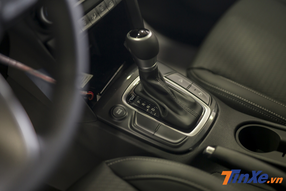 Hyundai Kona 2.0AT đặc biệt chỉ được trang bị hộp số tự động 6 cấp nhưng vẫn có đủ các chế độ lái Eco, Sport và Normal. Hyundai Kona 2.0AT đặc biệt chỉ được trang bị hộp số tự động 6 cấp nhưng vẫn có đủ các chế độ lái Eco, Sport và Normal.