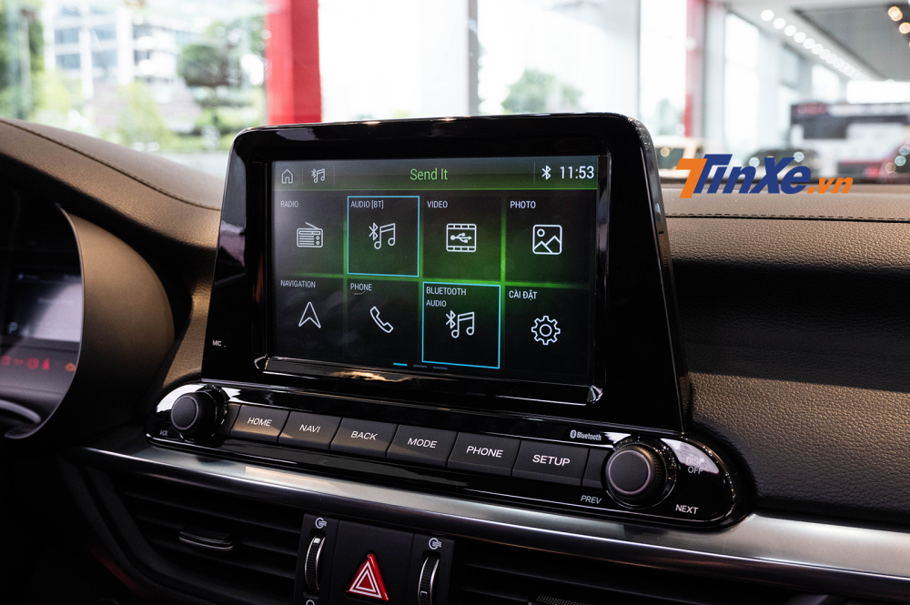 Kia Cerato mới được trang bị màn hình cảm ứng 8 inch đặt lên cao giống với xu hướng thiết kế xe hiện nay