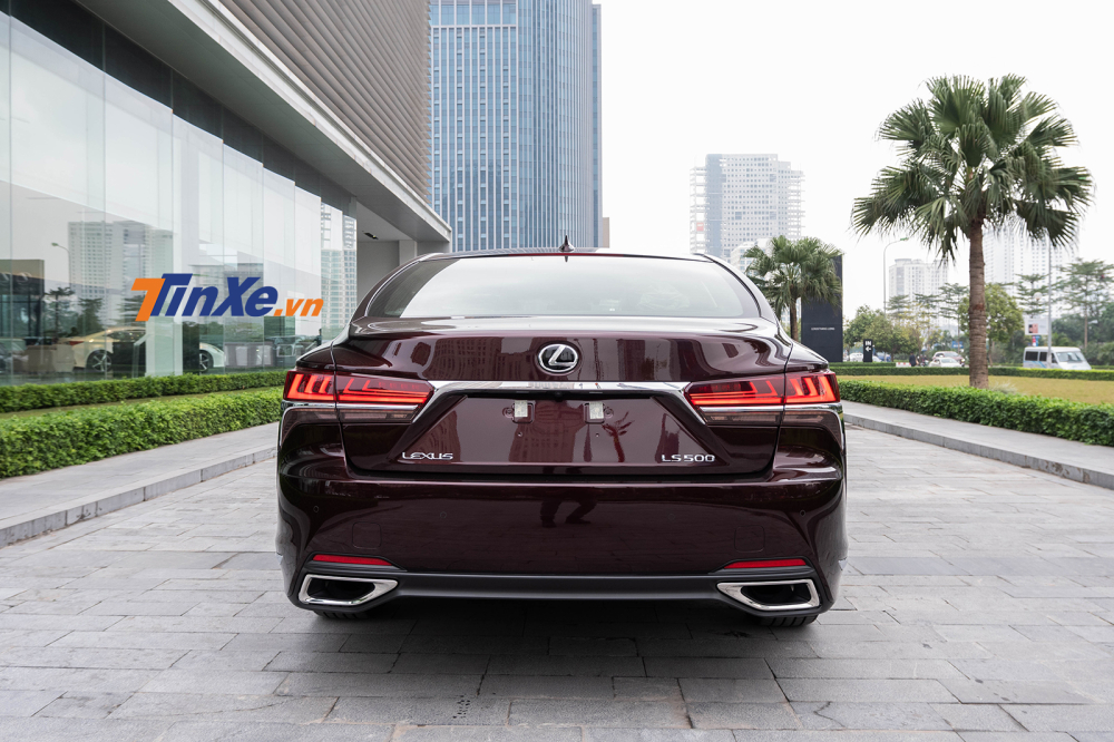 Tổng thể đuôi sau của Lexus LS 500 2019 vẫn nêu cao được tinh thần bề thế sang trọng Tổng thể đuôi sau của Lexus LS 500 2019 vẫn nêu cao được tinh thần bề thế sang trọng
