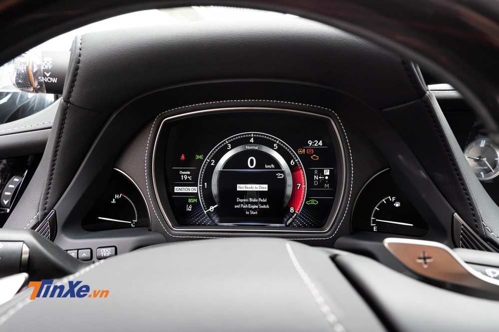 Giao diện cụm đồng hồ hiển thị thông tin của Lexus LS 500 2019 khá dị với ốp da ngăn cách giữa 3 màn hình Giao diện cụm đồng hồ hiển thị thông tin của Lexus LS 500 2019 khá dị với ốp da ngăn cách giữa 3 màn hình