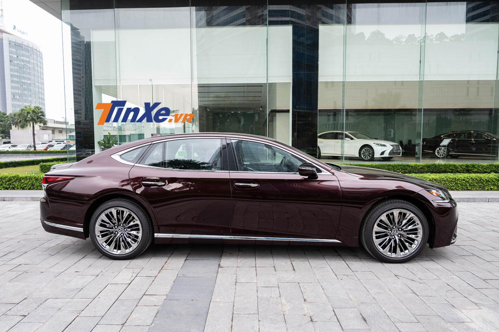 Thân xe Lexus LS 500 2019 đem lại cảm giác mềm mại nhưng không kém phần sang trọng Thân xe Lexus LS 500 2019 đem lại cảm giác mềm mại nhưng không kém phần sang trọng